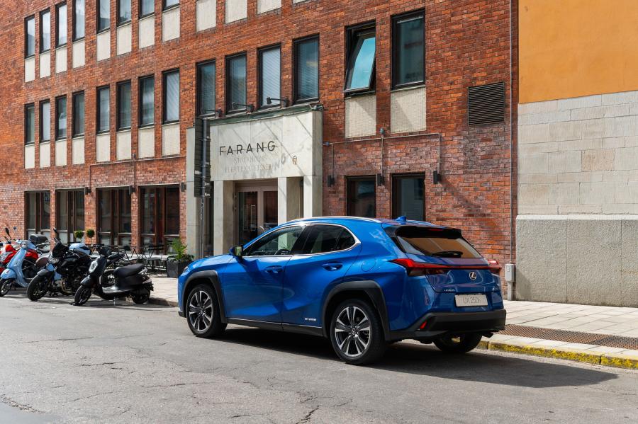   Lexus UX250h 2018 года  (NA) (фото 24 из 40)